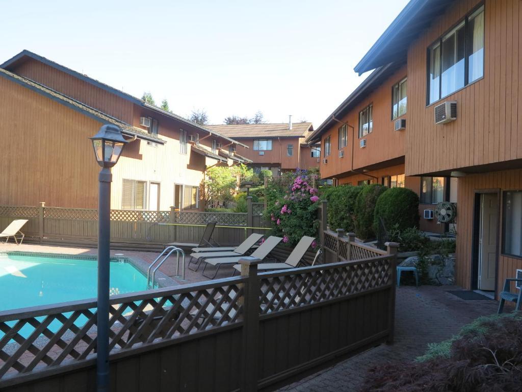 LAKE CITY INN AND SUITES | ⋆⋆ | BURNABY, CANADA | SEASON DEALS FROM $78